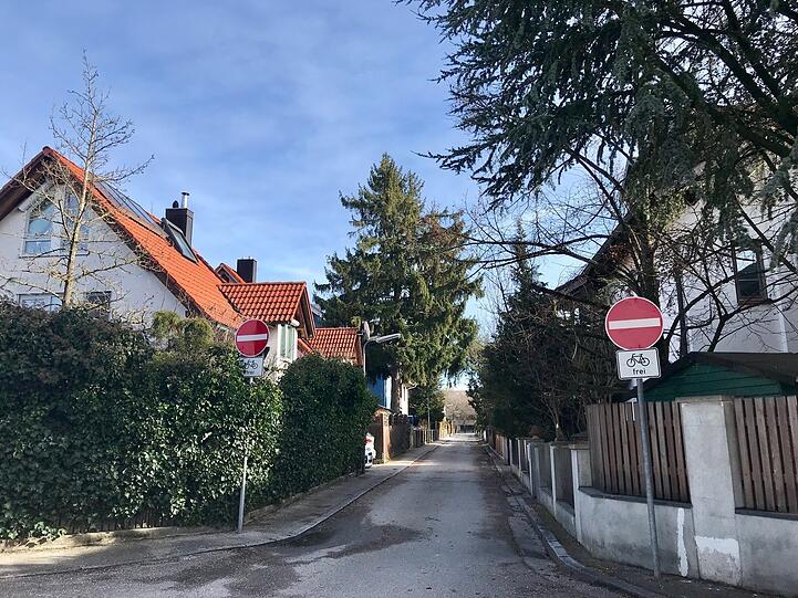 Warum die Siedler das Parkhaus behalten wollen, zeigt ein Blick in diese Straße - sie ist einfach zu eng für Parkplätze.