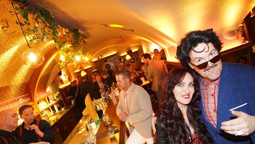 Viktoria Lein, jahrelange Gesangspartnerin von Günther Grauer mit André Hartmann im Rudolph Moshammer-Kostüm an der goldenen Bar