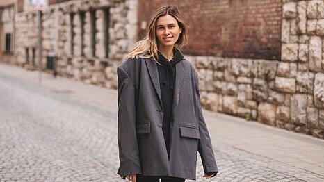 Im Herbst stets eine beliebte Kombination: Hoodie und XXL-Blazer.