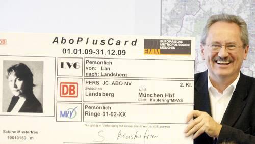 Stolz zeigt OB Christian Ude die neue "Abo Plus Card". Stolz zeigt OB Christian Ude die neue "Abo Plus Card".