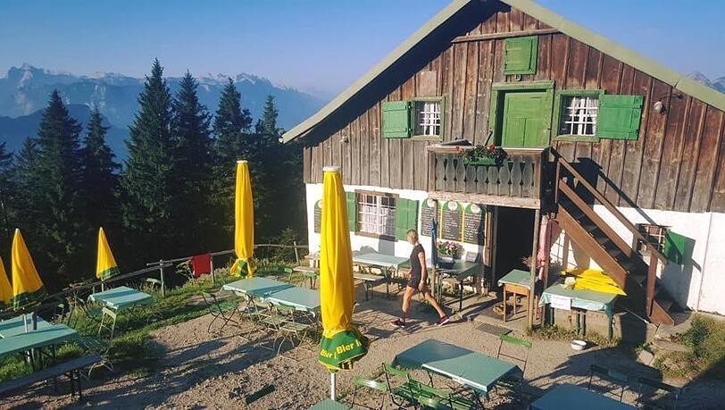 Die Zwieselalm im Sonnenschein. Aktuell liegen dunkle Wolken über der Hütte im Berchtesgadener Land. Die Zwieselalm im Sonnenschein. Aktuell liegen dunkle Wolken über der Hütte im Berchtesgadener Land.