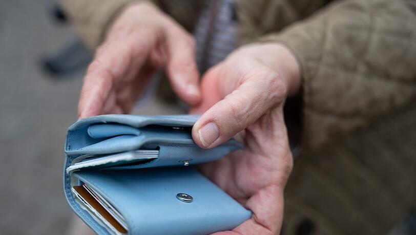 Für die einzelnen Rentnerinnen und Rentner kann es um Hunderte Euro mehr oder weniger gehen. (Symbolbild) Für die einzelnen Rentnerinnen und Rentner kann es um Hunderte Euro mehr oder weniger gehen. (Symbolbild)