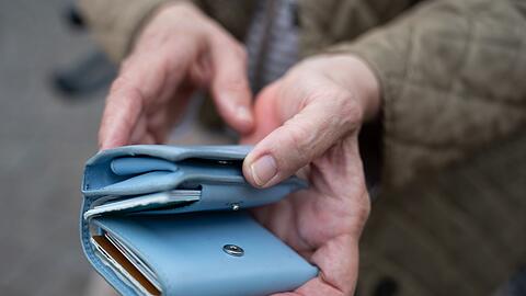 Für die einzelnen Rentnerinnen und Rentner kann es um Hunderte Euro mehr oder weniger gehen. (Symbolbild)