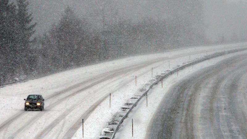 Nicht immer kann geräumt werden: Ein einsames Auto auf einer schneebedeckten Autobahn. Nicht immer kann geräumt werden: Ein einsames Auto auf einer schneebedeckten Autobahn.