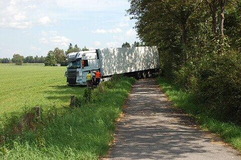 Totalschaden bei Oberschleißheim - nach einem Schlaganfall verlor ein LKW-Fahrer die Kontrolle über sein Fahrzeug.
