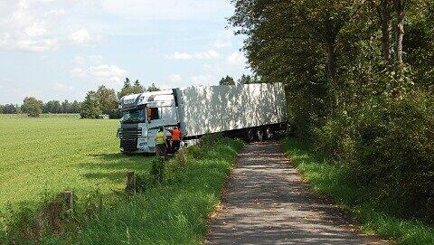 Totalschaden bei Oberschleißheim - nach einem Schlaganfall verlor ein LKW-Fahrer die Kontrolle über sein Fahrzeug. Totalschaden bei Oberschleißheim - nach einem Schlaganfall verlor ein LKW-Fahrer die Kontrolle über sein Fahrzeug.