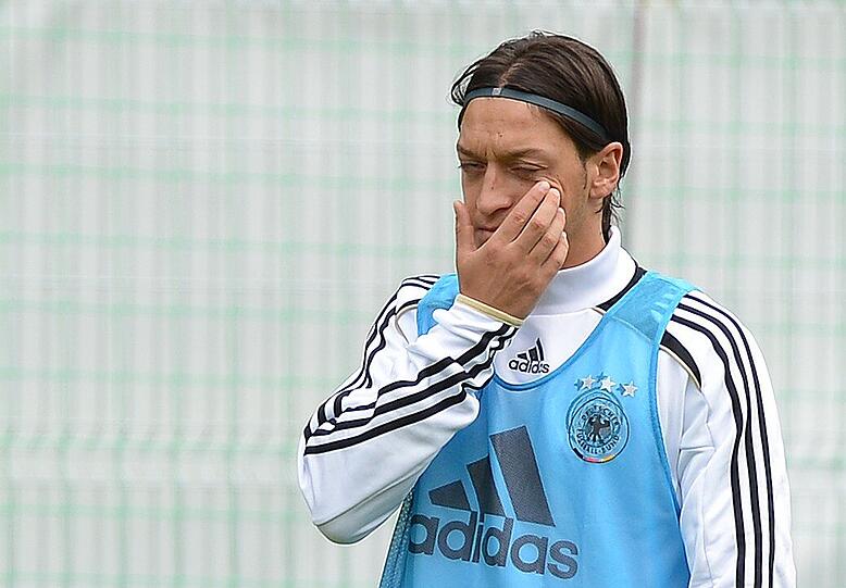 Konzentration in Danzig: Beim Training der Nationalelf zwei Tage vor dem EM-Auftaktspiel stehen mit Lahm und Khedira wieder alle 23 Spieler auf dem Platz.
