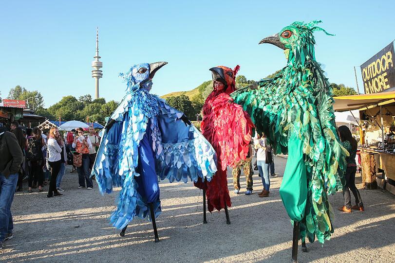 Die Stelzenläufer machen den Tollwood noch ein wenig bunter.