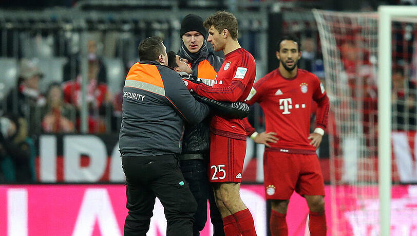 Ein Flitzer umarmt Thomas Müller. Der Bayern-Star bleibt völlitg gelassen, die Security greift ein. Ein Flitzer umarmt Thomas Müller. Der Bayern-Star bleibt völlitg gelassen, die Security greift ein.