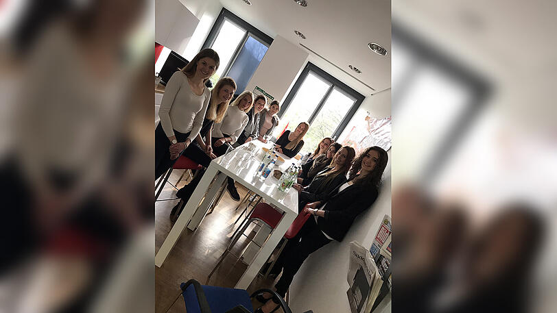 Kurze Verschnaufpause in der Kaffeeküche: die Kandidatinnen in der AZ-Redaktion.