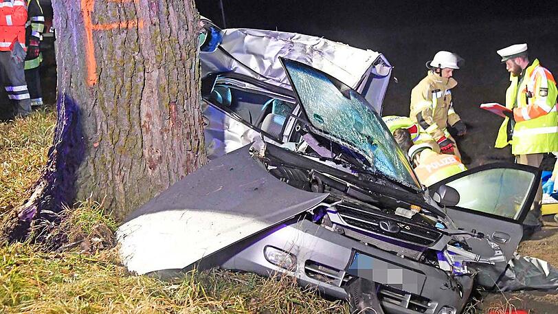 Der Mann kam von der Straße ab und krachte mit seinem Auto gegen einen Baum - er starb noch am Unfallort.