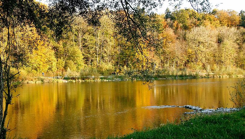 Ein Bild aus dem Herbst. Die Isar in Thalkirchen. Ein Bild aus dem Herbst. Die Isar in Thalkirchen.