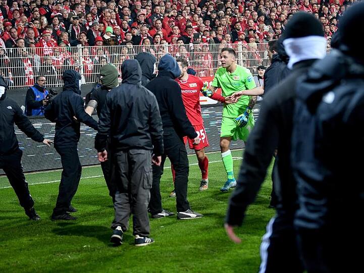 Christopher Lenz und Keeper Rafal Gikiewicz stellten sich den eigenen Fans in den Weg.