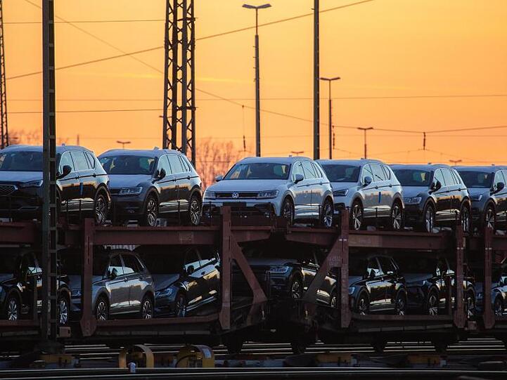 Ein Autotransportzug mit deutschen Neuwagen auf einem Gleis im Rangierbahnhof Seelze. Im vergangenen Jahr hatte der chinesische Automarkt zum ersten Mal seit mehr als zwanzig Jahren einen Rückgang verzeichnet.