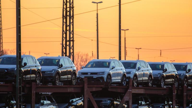 Ein Autotransportzug mit deutschen Neuwagen auf einem Gleis im Rangierbahnhof Seelze. Im vergangenen Jahr hatte der chinesische Automarkt zum ersten Mal seit mehr als zwanzig Jahren einen Rückgang verzeichnet. Ein Autotransportzug mit deutschen Neuwagen auf einem Gleis im Rangierbahnhof Seelze. Im vergangenen Jahr hatte der chinesische Automarkt zum ersten Mal seit mehr als zwanzig Jahren einen Rückgang verzeichnet.