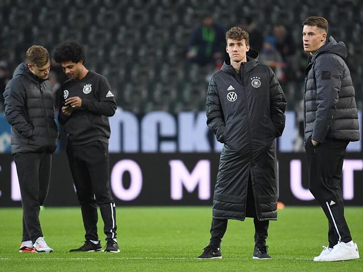 Die deutschen Nationalspieler stehen vor dem Spiel gegen Weißrussland über das Spielfeld.