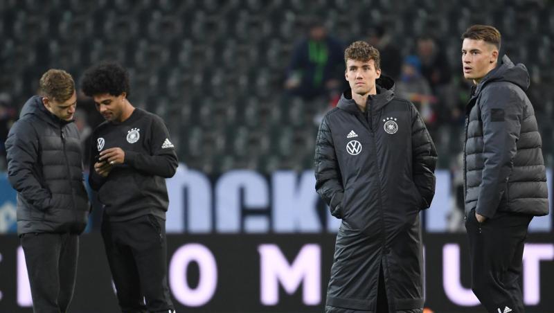 Die deutschen Nationalspieler stehen vor dem Spiel gegen Weißrussland über das Spielfeld. Die deutschen Nationalspieler stehen vor dem Spiel gegen Weißrussland über das Spielfeld.
