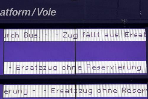 Ausfallende Züge, Ersatzbusse, Verspätungen: So sahen gestern Zuganzeigen aus.