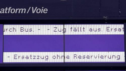Ausfallende Züge, Ersatzbusse, Verspätungen: So sahen gestern Zuganzeigen aus. Ausfallende Züge, Ersatzbusse, Verspätungen: So sahen gestern Zuganzeigen aus.