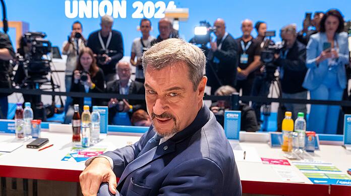 Seit dem Amtsantritt von Ministerpräsident Markus Söder (CSU) im Jahr 2018 ist das Personal in der Staatskanzlei um 46 Prozent oder 116 Köpfe angewachsen.
