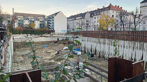 30 Millionen Liter Wasser sind raus, jetzt kommt auch der Schlamm weg aus dem Sendlinger Loch. Gleich mehrere Bagger sind derzeit am Schaufeln.