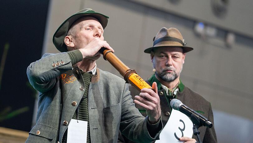 Klang von allen Teilnehmern am besten wie ein Hirsch: Der Gewinner der Deutschen Meisterschaft der Hirschrufer, Thomas Soltwedel (links).