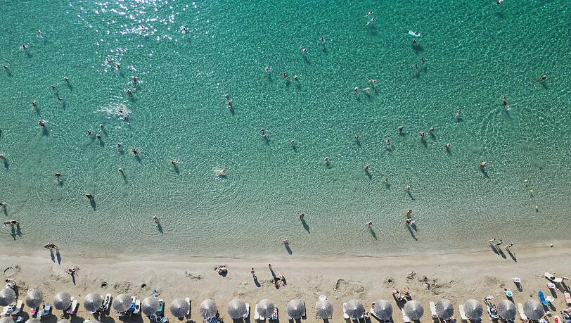 Griechische Strände sollen künftig aus der Luft kontrolliert werden. (Archivbild) Griechische Strände sollen künftig aus der Luft kontrolliert werden. (Archivbild)