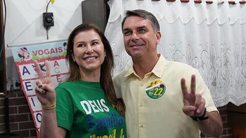 Pr&auml;sidentschaftskandidat Fl&aacute;vio Bolsonaro gibt seine Stimme ab.