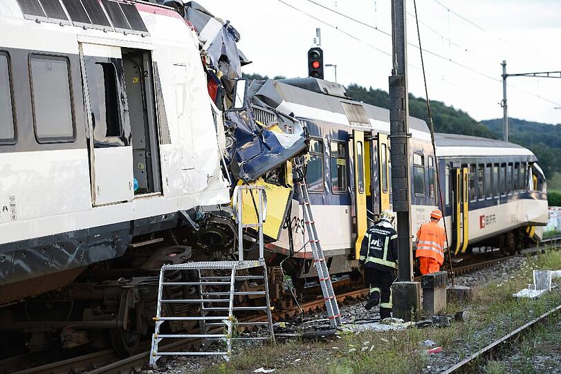 Im Westen der Schweiz sind zwei Regionalzüge frontal zusammengestoßen.
