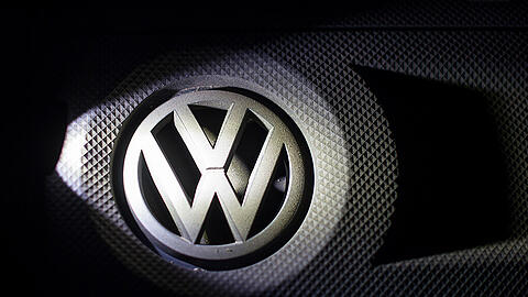 Weitet sich die Volkswagen-Krise weiter aus? Jetzt bemängeln die Ermittler auch die 3-Liter-Motoren des Autobauers.