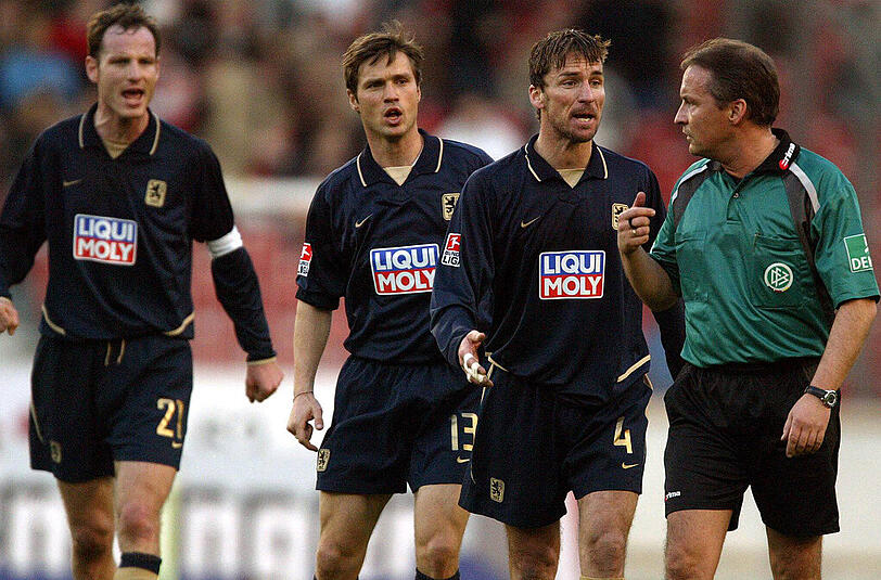 14. März 2004: Markus Schroth, Harald Cerny und Marco Kurz (von links) beschweren sich bei Schiedsrichter Lutz Wagner. Die Löwen verloren die Bundesliga-Partie beim VfB Stuttgart mit 0:2 - und stiegen am Ende der Saison ab. Es war das bisher letzte Duell der beiden Klubs.