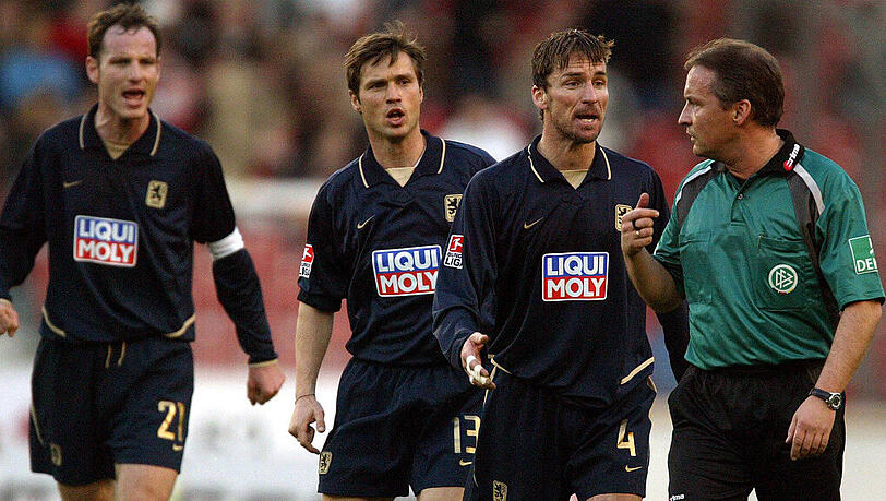 14. März 2004: Markus Schroth, Harald Cerny und Marco Kurz (von links) beschweren sich bei Schiedsrichter Lutz Wagner. Die Löwen verloren die Bundesliga-Partie beim VfB Stuttgart mit 0:2 - und stiegen am Ende der Saison ab. Es war das bisher letzte Duell der beiden Klubs. 14. März 2004: Markus Schroth, Harald Cerny und Marco Kurz (von links) beschweren sich bei Schiedsrichter Lutz Wagner. Die Löwen verloren die Bundesliga-Partie beim VfB Stuttgart mit 0:2 - und stiegen am Ende der Saison ab. Es war das bisher letzte Duell der beiden Klubs.