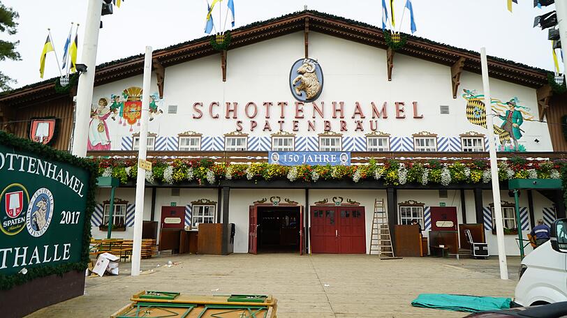Bereits am Tag nach dem Wiesn-Kehraus haben die Abbau- und Aufräumarbeiten auf dem Oktoberfestgelände begonnen.