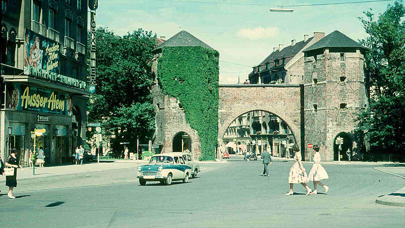 Viel Platz für zwei Autos 1960 am Sendlinger Tor mit Pettycoats und dem Godard-Film "Außer Atem".