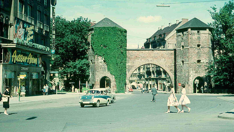 Viel Platz für zwei Autos 1960 am Sendlinger Tor mit Pettycoats und dem Godard-Film "Außer Atem". Viel Platz für zwei Autos 1960 am Sendlinger Tor mit Pettycoats und dem Godard-Film "Außer Atem".