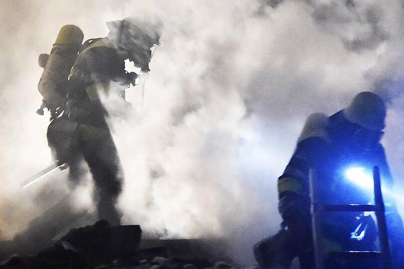 Der Holzschuppen stand komplett in Flammen. Die Bilder vom Einsatz!