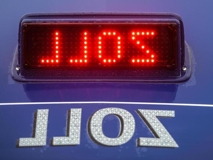 Der Hinweis &bdquo;Zoll&ldquo; erscheint spiegelverkehrt auf dem Einsatzfahrzeug, damit er im Rückspiegel gelesen werden kann. Foto: Andreas Arnold/dpa/Archivbild