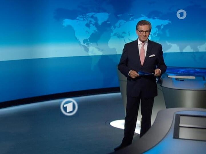 "Tagesschau"-Sprecher Jan Hofer im Studio in Hamburg.