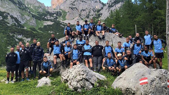 Aufstieg, Teil 1: Die Löwen im Trainingslager auf einer Bergtour. Teil 2 soll auf dem Rasen folgen - gegen jeden Widerstand.