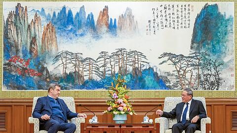 Markus Söder, (l., CSU) Ministerpräsident von Bayern, wird in Peking von Li Qiang (r.), Premierminister der Volksrepublik China, empfangen.