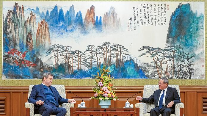 27.03.2024, China, Peking: Markus Söder, (l, CSU) Minister-president van Bayern, geserveerd in Peking door LI Qiang (r), premier van de Volksrepubliek China, empfangen.  Söder reist op 28 maart 2024 naar de Volksrepubliek China. (uit dpa: «Soder courtft na ontmoeting met Li Qiang auf Abbau von Handelsschranken») Foto: Peter Kneffel/dpa +++ dpa-Bildfunk +++