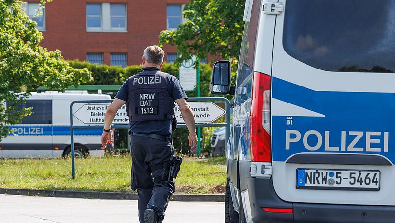 Aus der Justizvollzugsanstalt in Bielefeld-Senne ist ein Straftäter verschwunden.