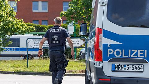 Aus der Justizvollzugsanstalt in Bielefeld-Senne ist ein Straftäter verschwunden.