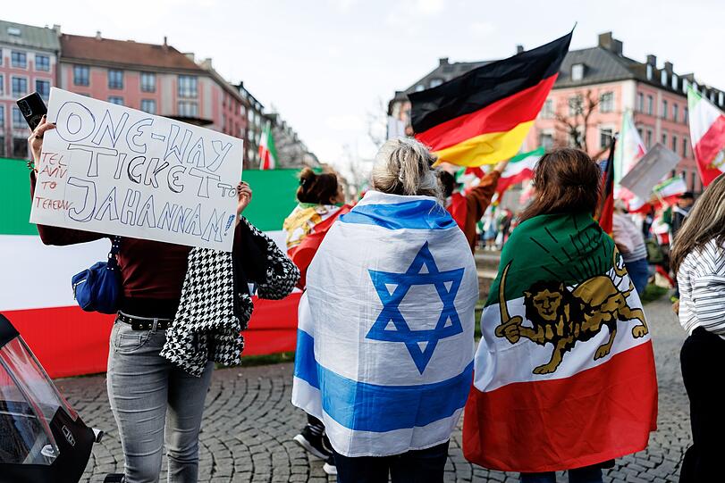 Der Demonstrationszug sollte laut der Polizei an zwei weiteren Versammlungen vorbeikommen, sodass die Zahl der Demonstrierenden noch zunehmen könnte. Der Demonstrationszug sollte laut der Polizei an zwei weiteren Versammlungen vorbeikommen, sodass die Zahl der Demonstrierenden noch zunehmen könnte.