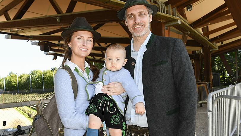 Die kleine Lederhosn trägt Rupprecht (2) nicht nur beim Löwenmarsch, sondern auch an seinem
Geburtstag. Die kleine Lederhosn trägt Rupprecht (2) nicht nur beim Löwenmarsch, sondern auch an seinem
Geburtstag.