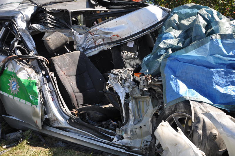 Polizeiwagen kracht in Betonmischer - Die Bilder vom schrecklichen Unfall