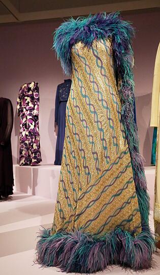 ... erschien in diesem Kleid mit Marabu-Federn von Werner Wunderlich 1973 zu den Salzburger Festspielen. Anschließend schenkte sie es dem Münchner Stadtmuseum.
