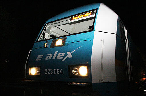 Bahnübergang Salmas bei Oberstaufen: Ein Partyzug war in eine Unfallstelle gekracht. Die Bilder vom Rettungseinsatz.