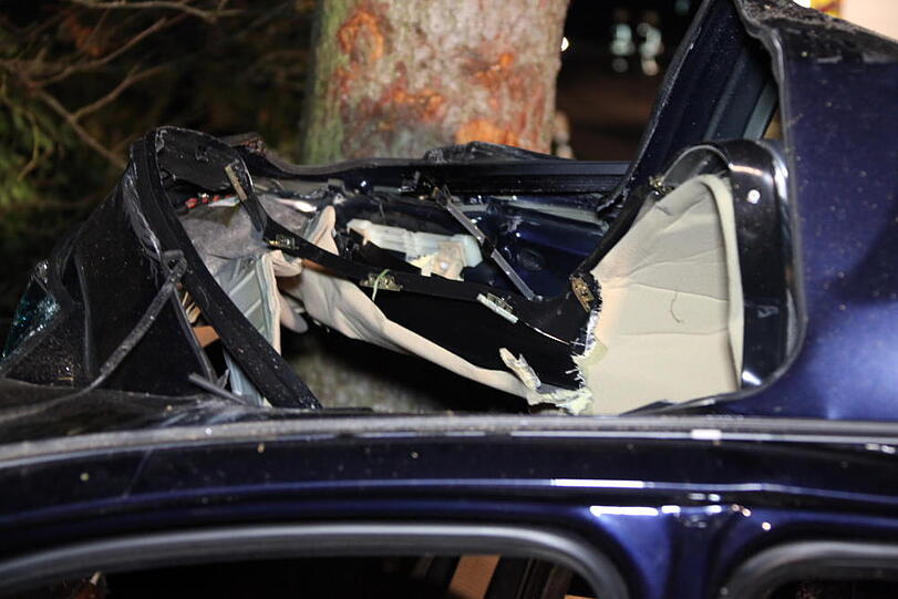 Zwei junge Männer (23 und 24 Jahre alt) rasen in Vilsbiburg in den Tod: Ihr Wagen war von der Straße abgekommen und dann gegen mehrere Bäume geprallt. Die Bilder vom Unfall.