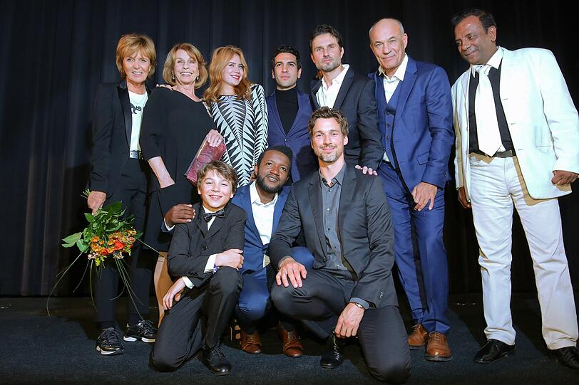 Gruppenfoto zum Schlussapplaus: (oben) Ulrike Kriener,Senta Berger, Palina Rojinski, Elyas M'Barek, Simon Verhoeven, Heiner Lauterbach und Prashant Prabhakarur (unten) Marinus Hohmann, Eric Kabongo und Florian David Fitz